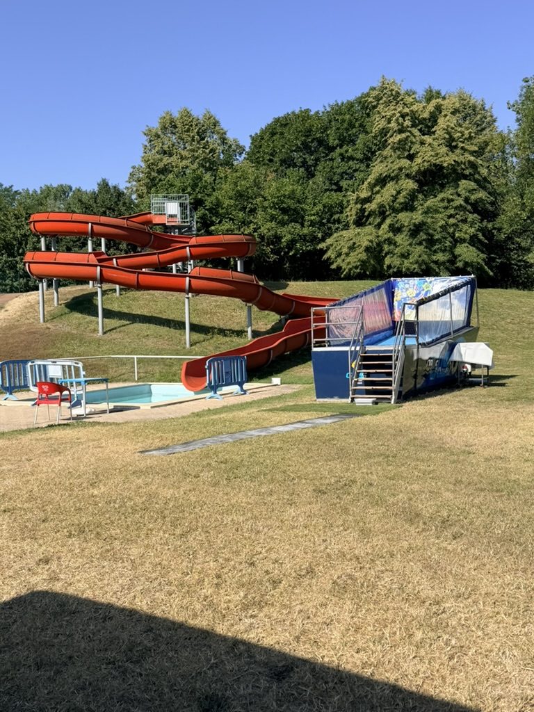 PocketSurf installé au pied des toboggans de l'espace aquatique de La Vallée Bleue