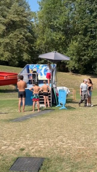 File d’attente devant le simulateur de surf pendant la saison